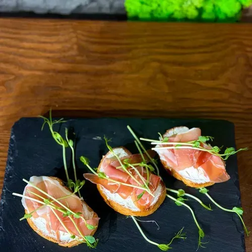 Bruschete cu prosciutto