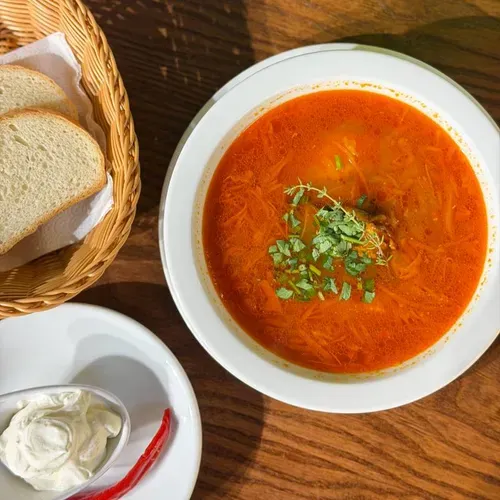 Borș roșu cu costiță de porc