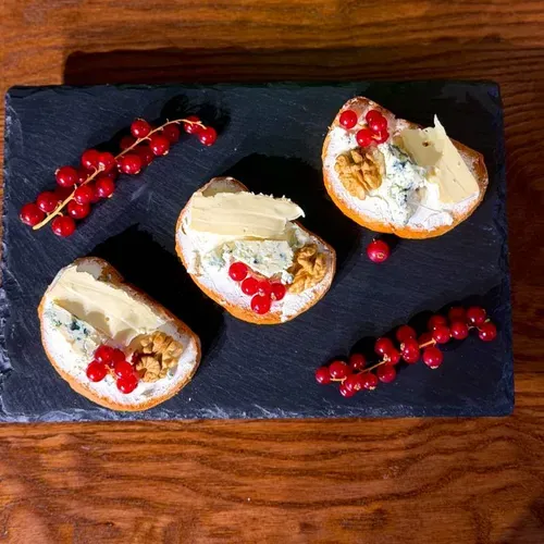 Bruschete cu brânză