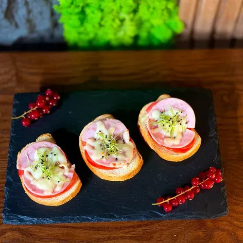 Bruschete cu mozzarella și șuncă