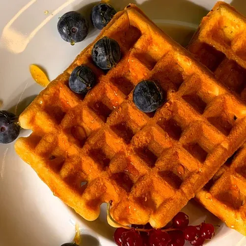 Gofre cu fructe de pădure și miere